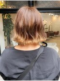 グラデーションハイライト切りっぱなしボブ