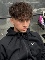 イーラ(era)&nbsp;茶髪フェードスペインカール波巻きパーマ前下がり