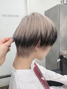 アドラ(ADLLA) ホワイトベージュ×ブラックエンドカラー