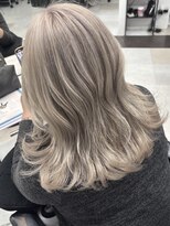 ビーシャンス(B.Chance)&nbsp;ホワイトグレージュ