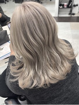 ホワイトグレージュ