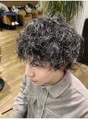 メンズヘアで人気のスパイラルパーマ×ハイライト