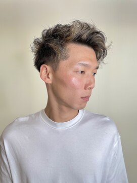 ロディーナ 大口 新子安(rodina) ツーブロックハイライトカラースパイラルパーマメンズショート