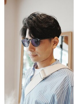 ミューズ バイ ケンジ(MUSE by KENJE) ハンサムショートセンターパート毛流れパーマ