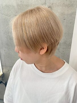 シイム(CYM) ハイトーンベージュ/レイヤーカット/ショート