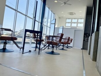 ルシエル(Luxiel)の写真/光が差し込む明るい店内♪席感覚も広く、お子様同伴◎ゆったりお過ごしいただけるサロンタイムを…♪