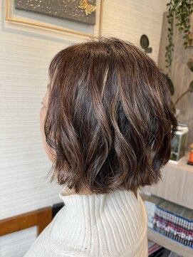 マコ(mako) 白髪ぼかし、ナチュラルボブ