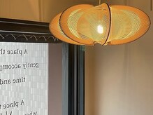 mokuの雰囲気（受付の照明）