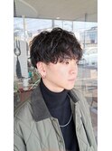 パーマで無造作、大人マッシュスタイル