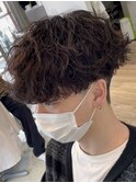 ツイストスパイラルパーマセンターパートツーブロック刈り上げ