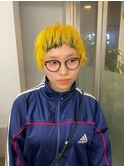 イエローと前髪ブラックのデザインショート