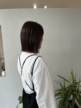 イロ(iro.) 切りっぱなしボブ 透明感カラー