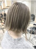 グレージュ切りっぱなしボブ前髪ありミニボブミルクティベージュ
