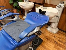 髪工房の雰囲気（回転式リクライニングシートで、席を移動せずシャンプーも可能◎）