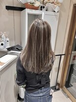 エラ(ere)&nbsp;外国人風ベージュハイライト　細めハイライト レイヤーカット