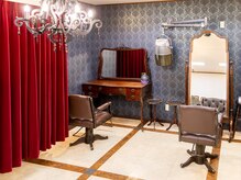 アンティークな雰囲気の店内［生駒俵口髪ドラ］