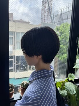 ビハインドザカーテン(BEHIND THE CURTAIN) くせ毛を活かしたハンサムショート