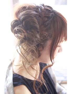 オーバーキャプテンネイキッド(OVER CAPTAIN NAKED) 編みこみ×ねじりカール×ルーズなヘアセット