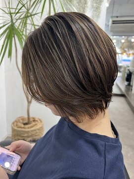 ゲイン(Gain) ショートカット白髪ぼかしダブルカラーハイライトレイヤーカット