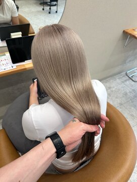 シカ 神戸三宮元町店(Cica) ホワイトベージュ ハイトーン 三ノ宮 ブリーチ