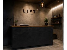 LIFTメンズ/髪質改善/メンズカット/ハイライト/理容室【8月1日OPEN（予定）】の雰囲気（受付【メンズ/バーバー/メンズカット/シェービング/白髪染め/】）