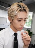 毛流れヘア金髪ナチュラルセンターパートツーブロック