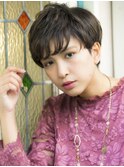 ラベンダーアッシュベージュのくせ毛風ベリーショートスタイル
