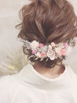 ドライフラワー付きが可愛いシニヨンスタイル