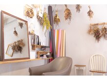 ヘアーアンドアトリエ マール(Hair&Atelier Marl)の雰囲気（お店の中はドライフラワーやアンティークの家具を置いてます。）