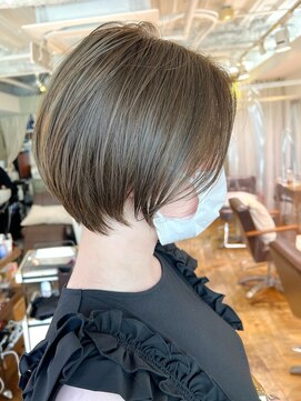 フォルテレイ 青山(FORTE Lei) オリーブグレージュで透明感ショートボブ