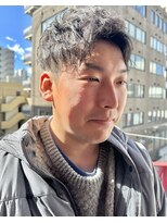 ロミーオム 本厚木(ROMMY. Homme)&nbsp;刈り上げスパイラルパーマ無造作アップバングビジネスメンズヘア