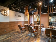 アピューズ ヘアー 三宮(Apiuz Hair)の雰囲気（木目調で木の香りがほのかに広がる落ち着いた空間☆）