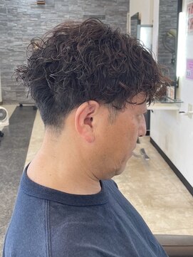 ヘアーアンドビューティーガーデン(HAIR AND BEAUTY GARDEN) 波巻きスパイラルパーマメンズセンターパートフェード刈り上げ