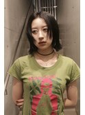 暗髪が映える切りっぱなしボブと顔まわりレイヤー