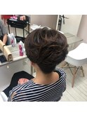 アイドルが奏でるショートヘアのアップスタイル