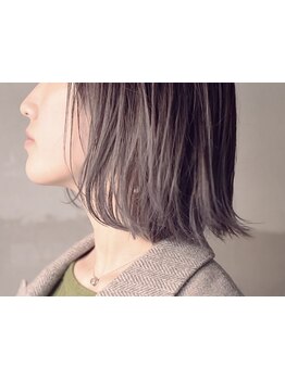 髪のダメージが気になる方にオススメ！髪や頭皮をいたわりながら、ダメージレスに大人の艶カラーをご提案