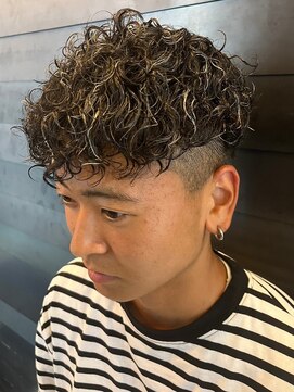 ディスイズバーバーセカンド(THIS IS BARBER 2nd) スペインカール　ハイライト　ツーブロック　バーバー