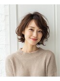 柔らかく華やぐ大人ショートボブ