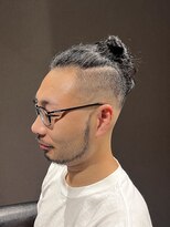 ビーダンディー(Bee dandy) メンズマンバン ミディアムロング ツーブロック スキンフェード