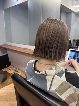 シカ 神戸三宮元町店(Cica) きりっぱなし ボブ ベージュ 外ハネ 三宮 元町