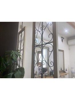 【完全個室】時がゆっくり流れるサロンで癒しの時間に◇JAZZが流れる店内で凝った頭皮をじっくりほぐす◎