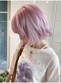 ペールピンクベージュショートボブハイトーンカラー外ハネボブ