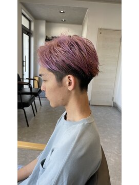 フゥ 宇都宮(FeU) 刈り上げセンターパートアップバングサイドグラデーション