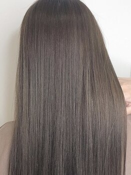 フリーダム(freedom)の写真/【全体縮毛矯正+カット¥9350】何度も触りたくなる憧れのうる艶ストレートをプチプラで![髪質改善/縮毛矯正]