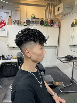 メリケンバーバーショップ フクオカ(MERICAN BARBERSHOP FUK) 波巻き束感ショートツーブロックマッシュアップバングコンマヘア