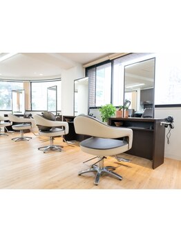 大きな窓から日が差し込む明るい空間で、あなただけの特別な時間をお過ごしください◎