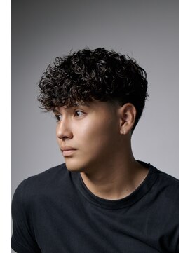 グルーマーズトウキョウ 渋谷店(GROOMER/S TOKYO) スペインカール 刈り上げセンターパート マッシュ フェード