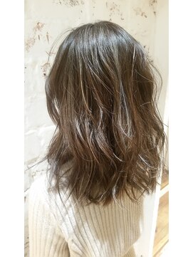 ティータ(teeta) 【teeta 浦中康裕】外国人風くびれミディ