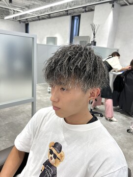 キートス(Kiitos) ホワイトハイライト×前下がりダウンバングツイスパ