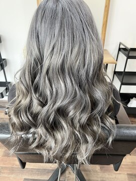 ハイナ(Hi...na) ダブルカラーシルバーアッシュ